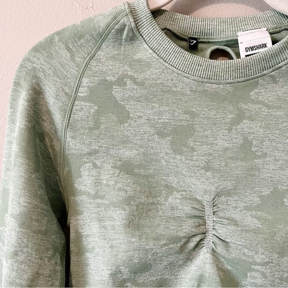 Gymshark Women’s Light Green Camo Print Long Sleeve Crop Workout Top Sz Medium - Picture 2 of 9